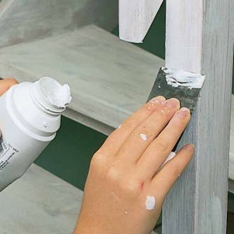 Maling af trappe: Når primeren er tør, spartles huller og ujævnheder Maling af trappe: Når primeren er tør, spartles huller og ujævnheder